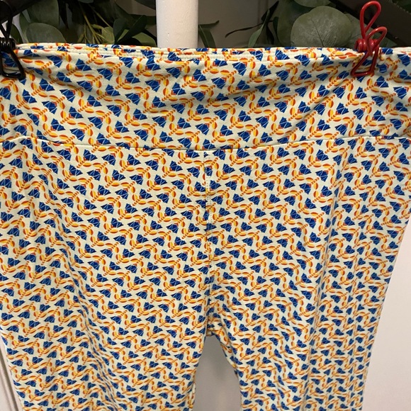 LuLaRoe Printed Soft Leggings Tall & Curvy L XL - Picture 2 of 6